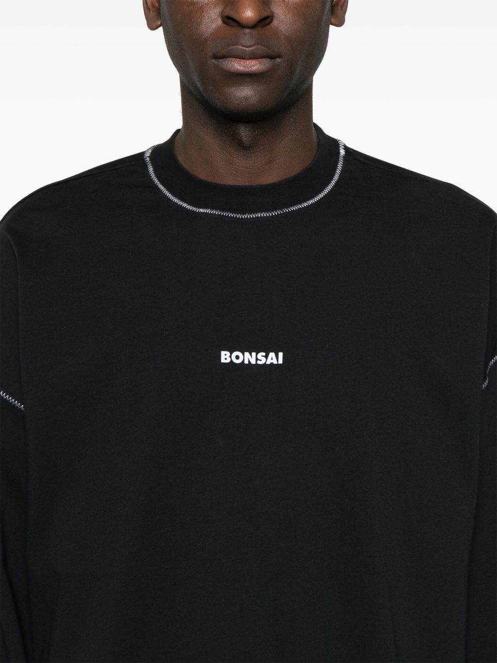 T-shirt nera a maniche lunghe in cotone con stampa 
