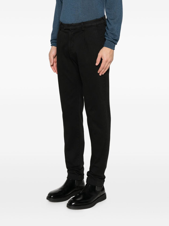 Pantaloni chino nero con pieghe 