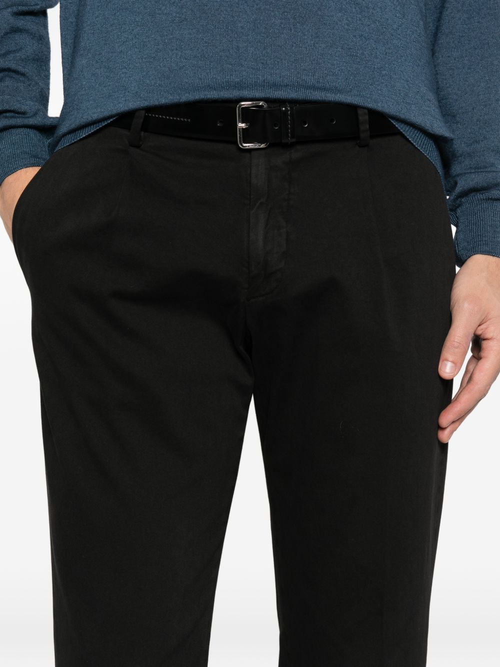 Pantaloni chino nero con pieghe 