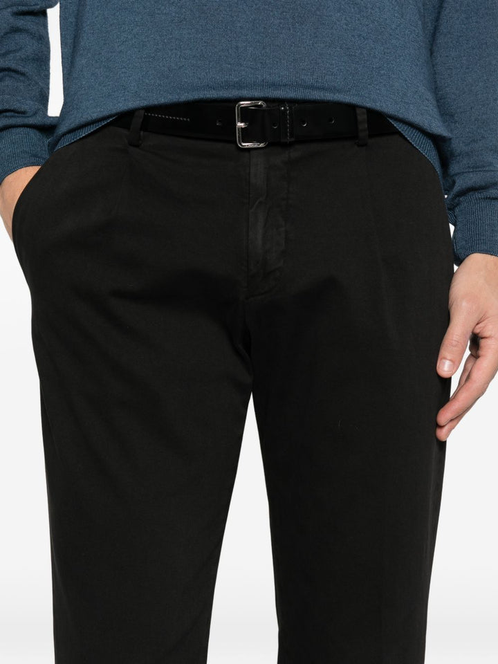 Pantaloni chino nero con pieghe 