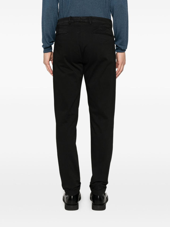 Pantaloni chino nero con pieghe 