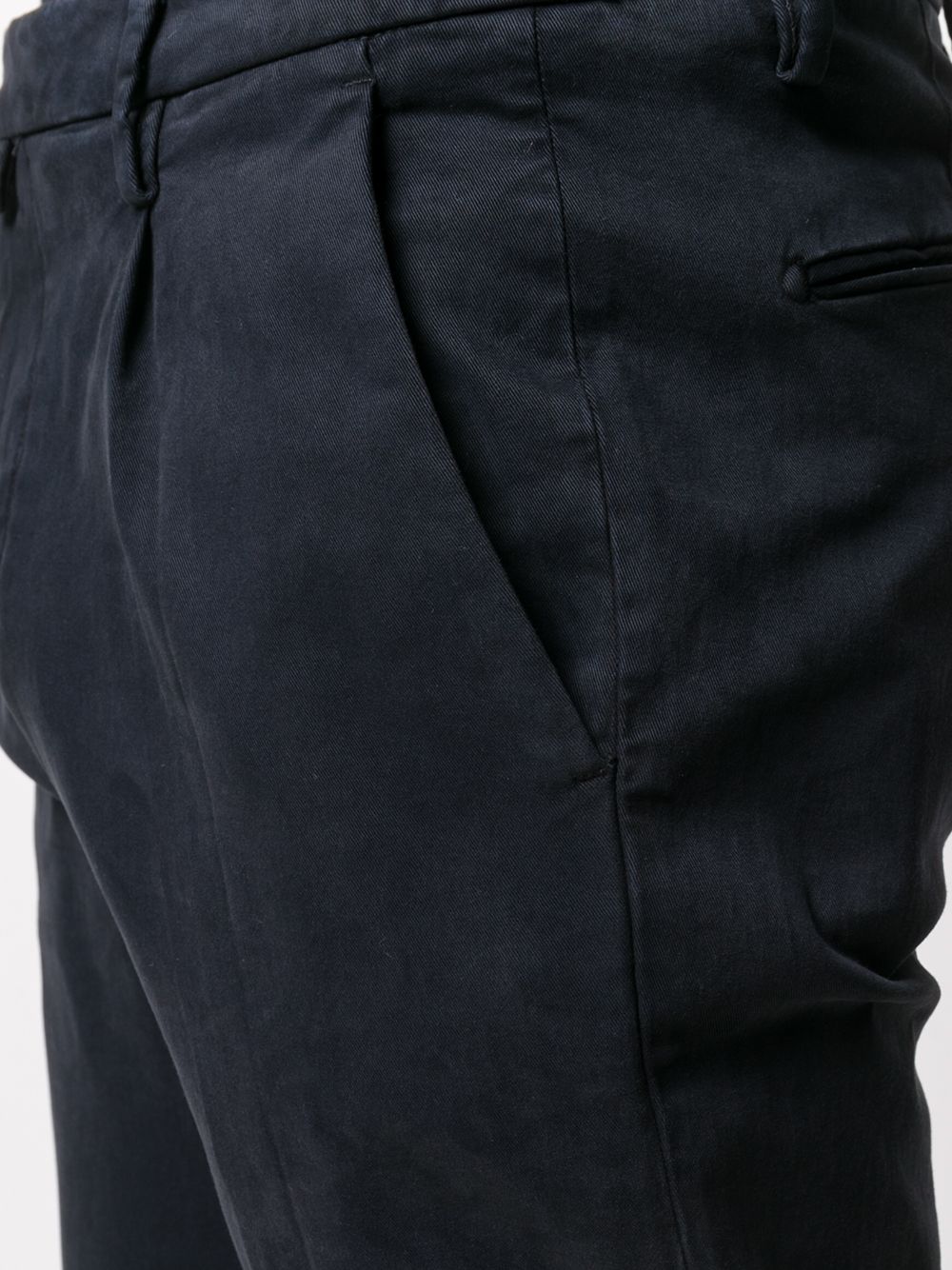 Pantaloni chino blu navy con pieghe 