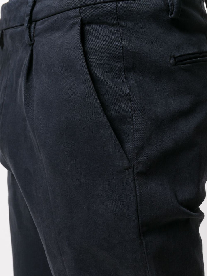 Pantaloni chino blu navy con pieghe 