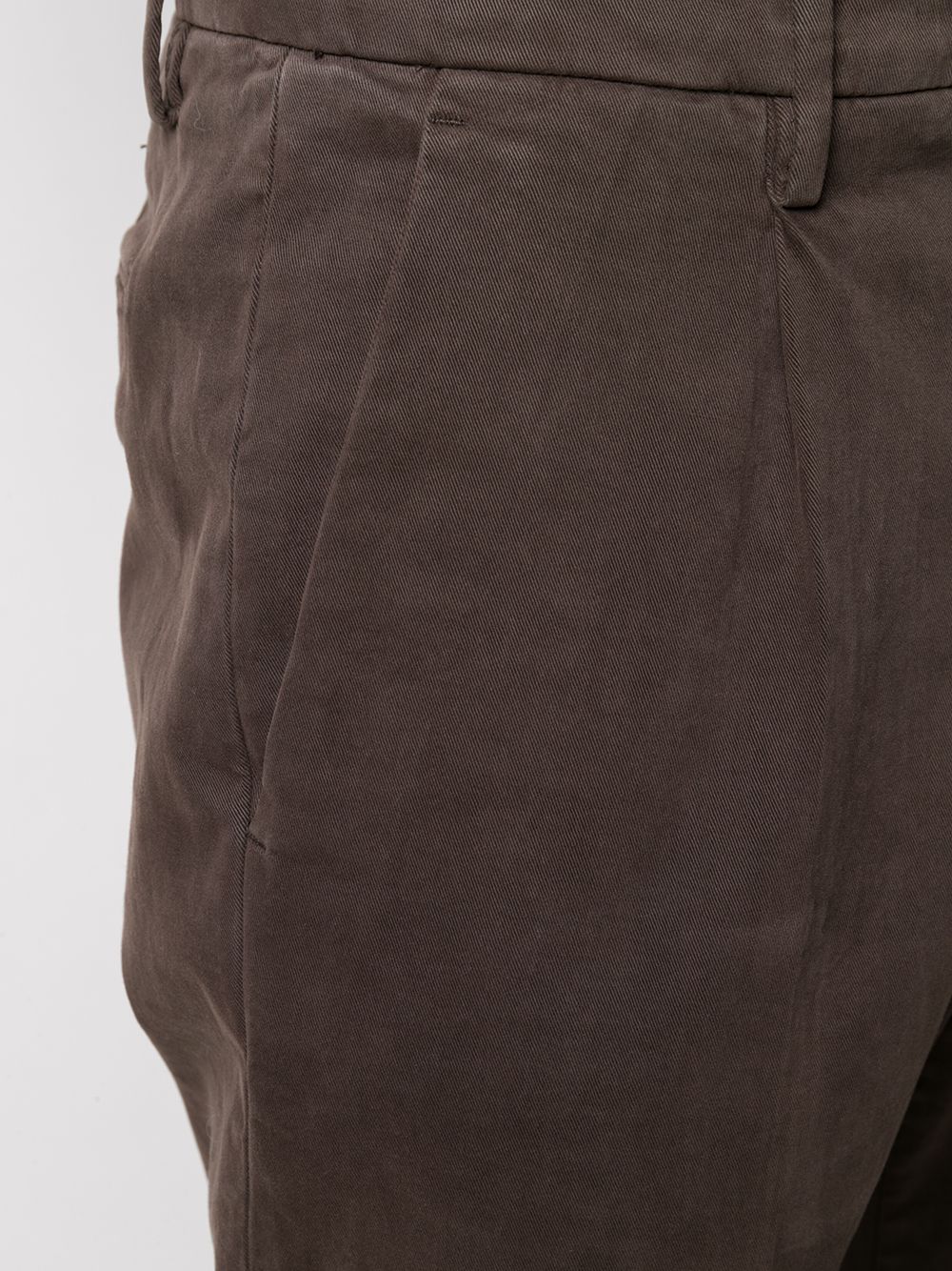 Pantaloni chino marrone con pieghe 