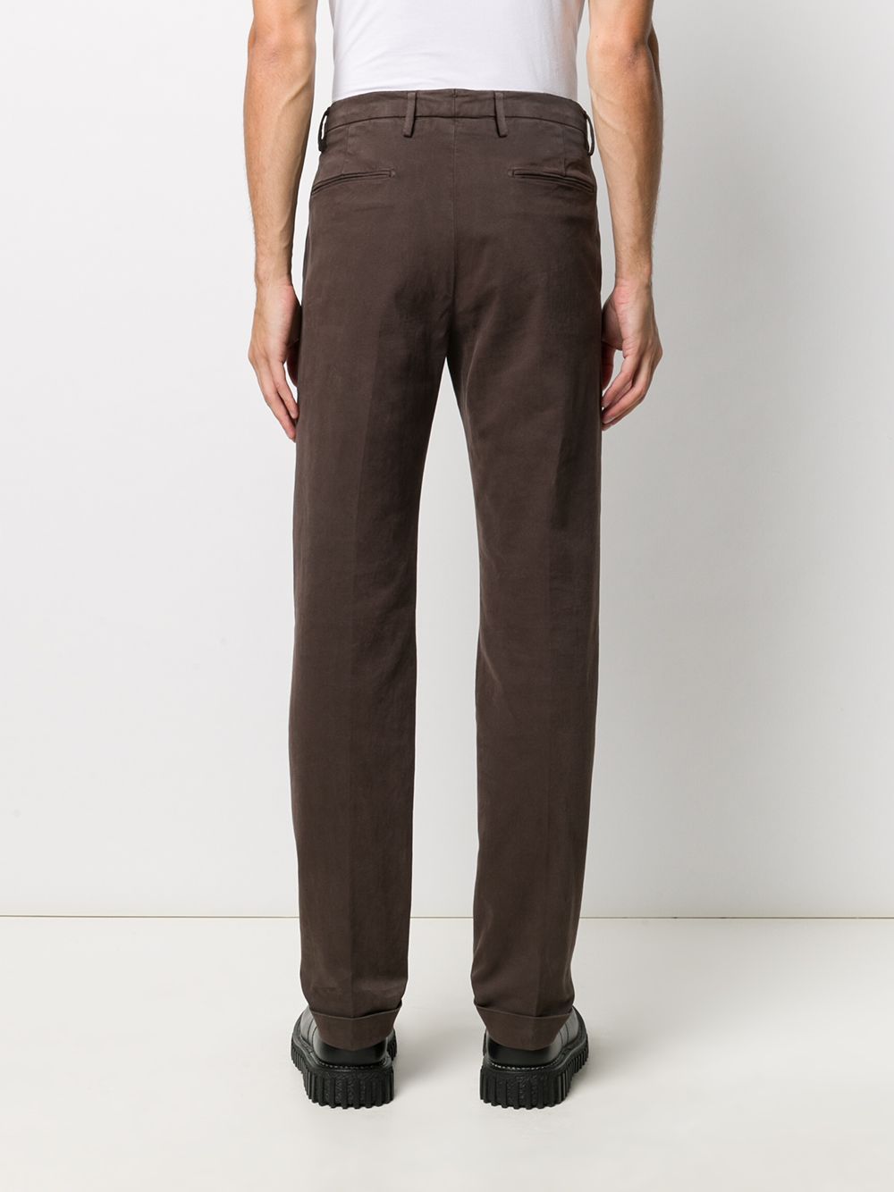 Pantaloni chino marrone con pieghe 