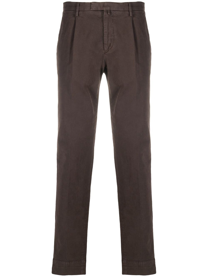 Pantaloni chino marrone con pieghe 
