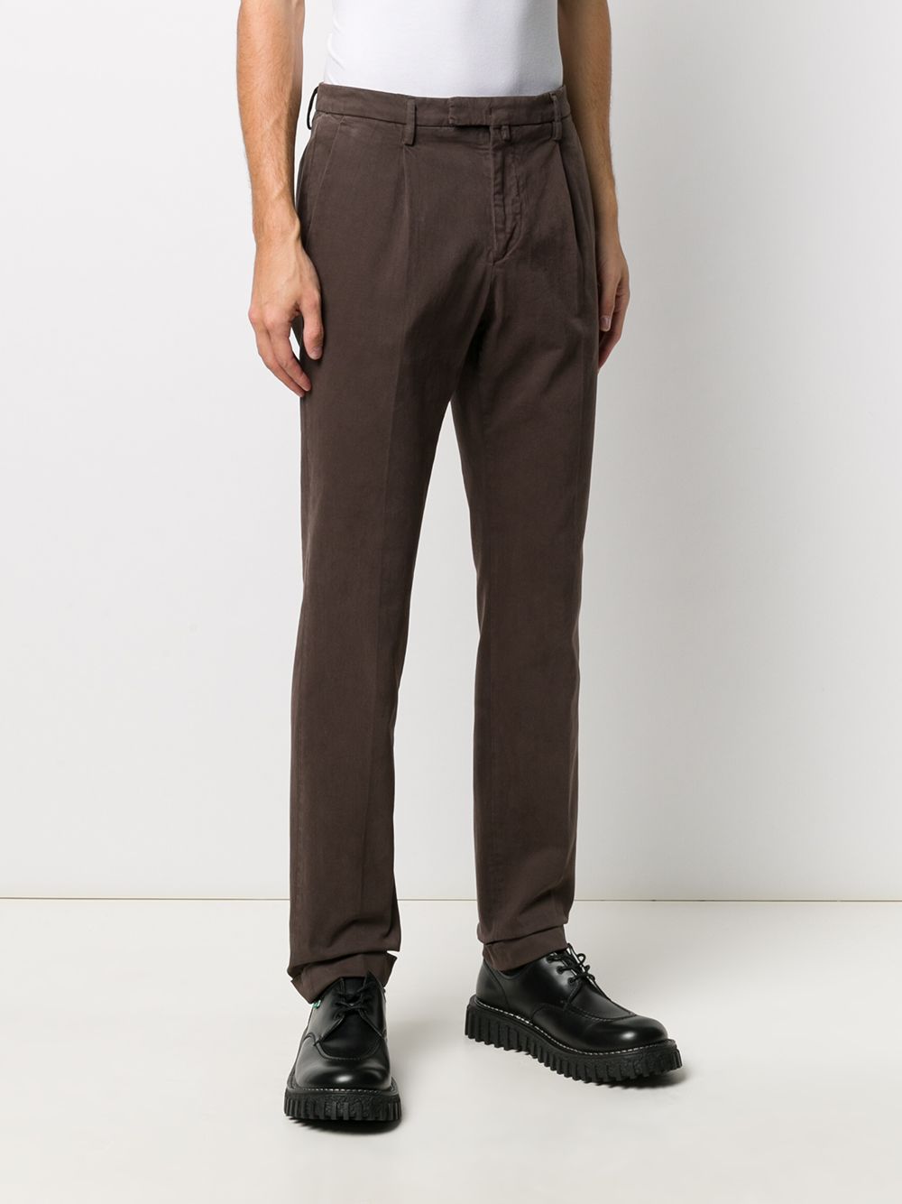 Pantaloni chino marrone con pieghe 