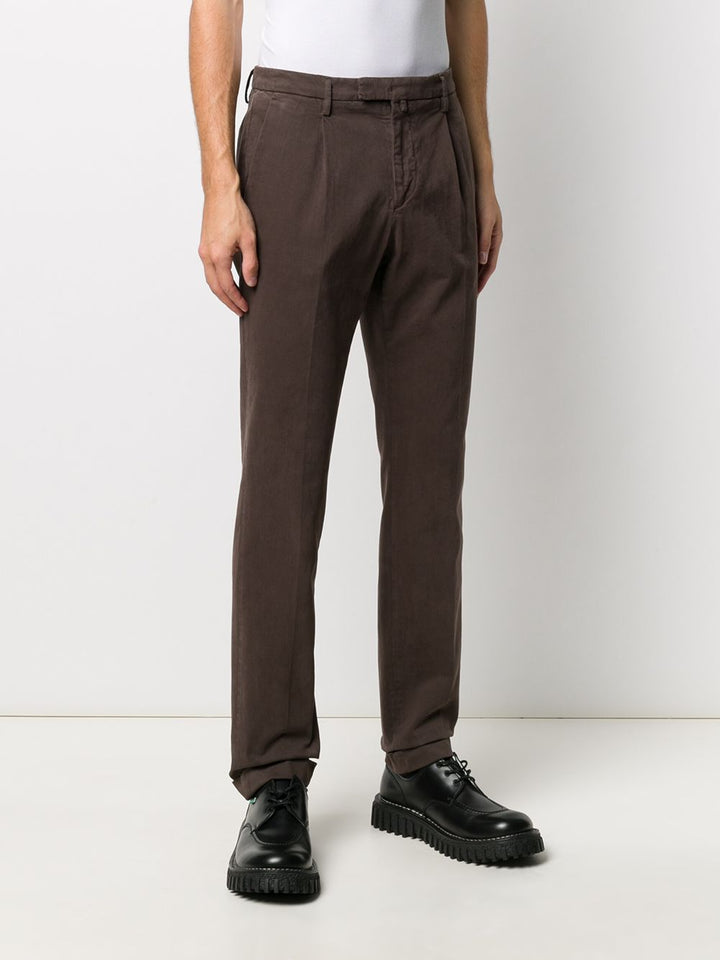 Pantaloni chino marrone con pieghe 