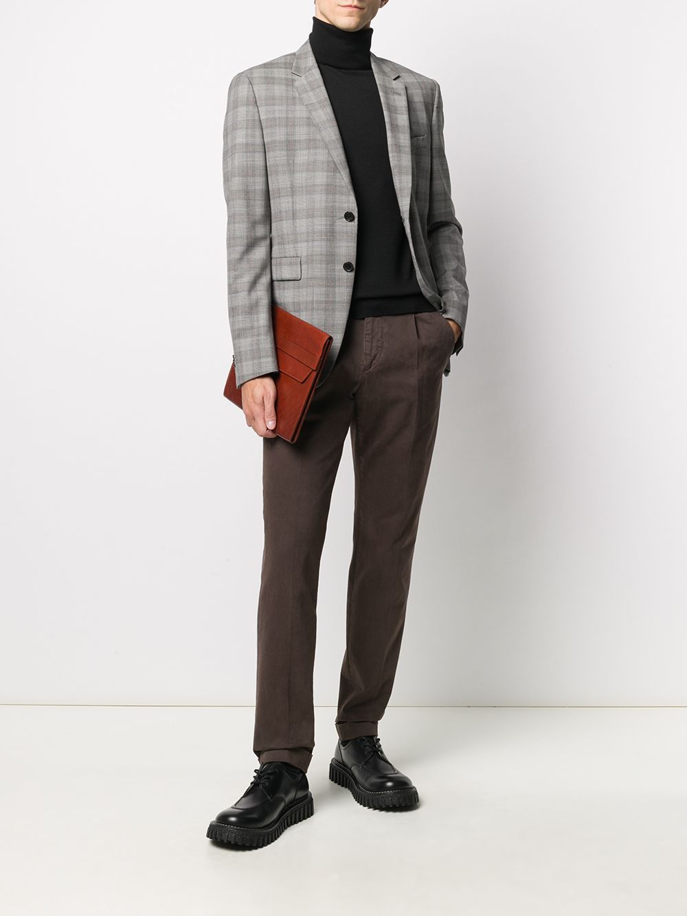 Pantaloni chino marrone con pieghe 