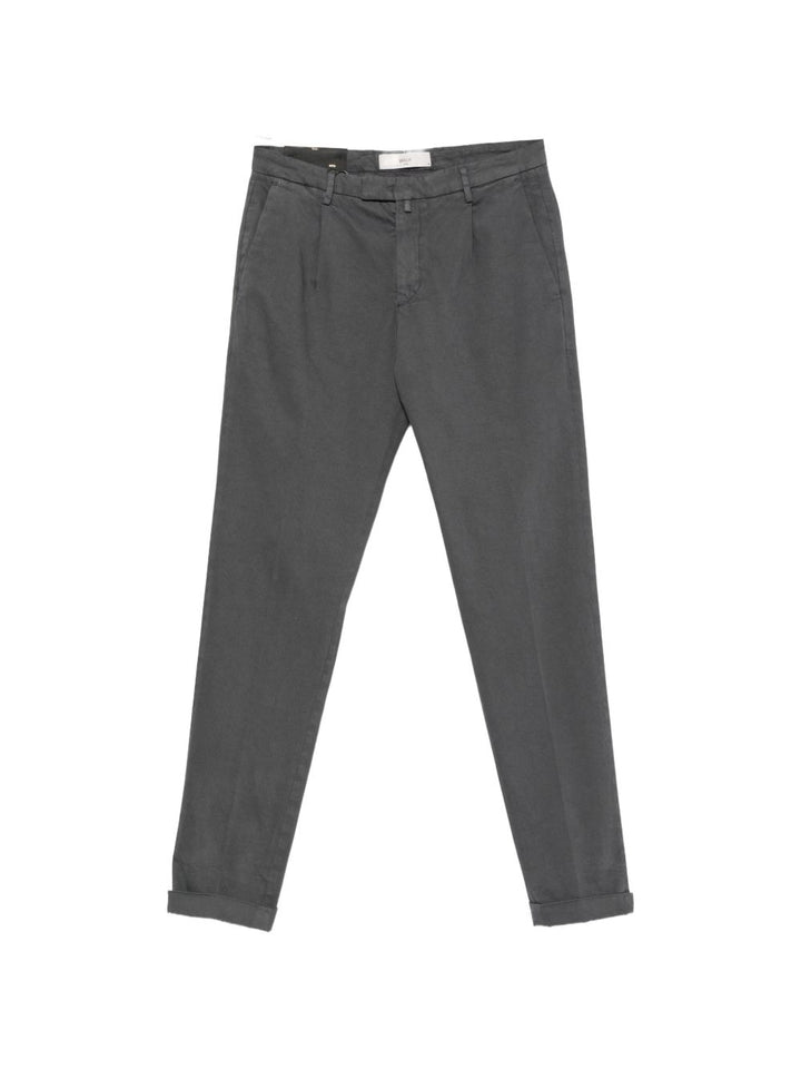 Pantaloni chino grigi con pieghe 