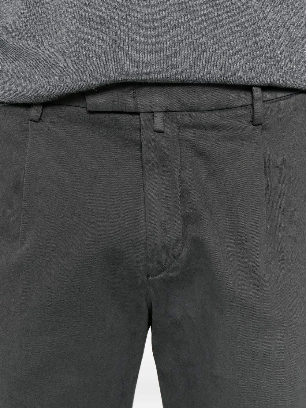 Pantaloni chino grigi con pieghe 