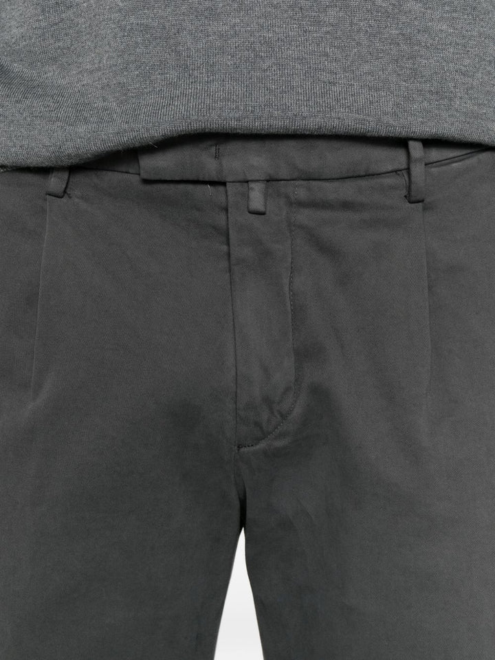 Pantaloni chino grigi con pieghe 
