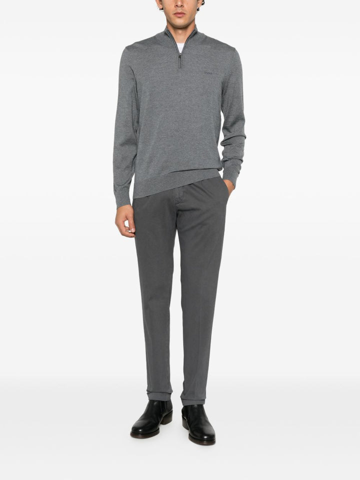 Pantaloni chino grigi con pieghe 