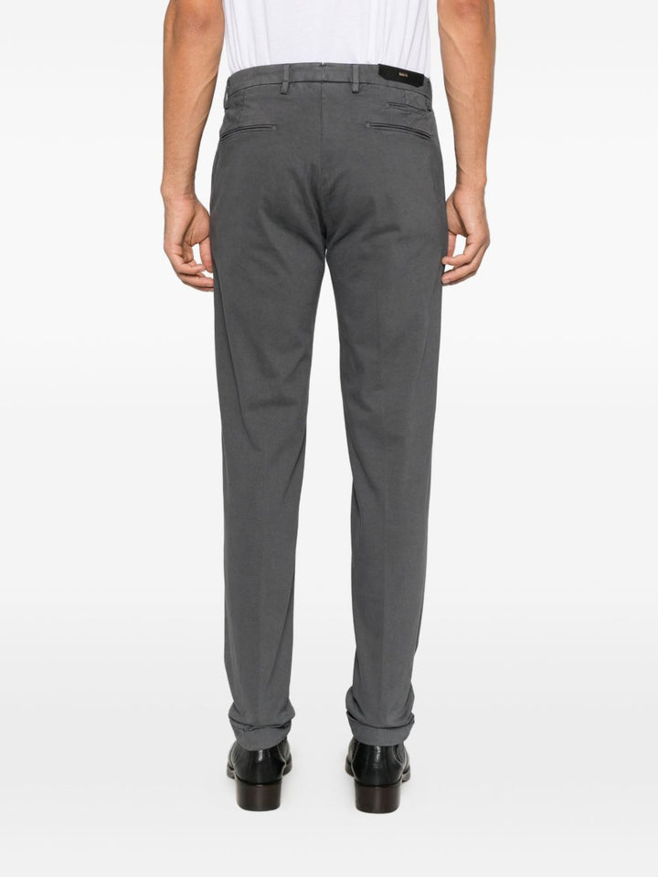 Pantaloni chino grigi con pieghe 