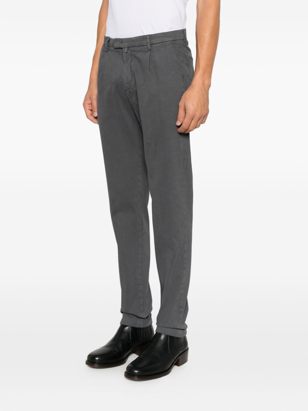 Pantaloni chino grigi con pieghe 