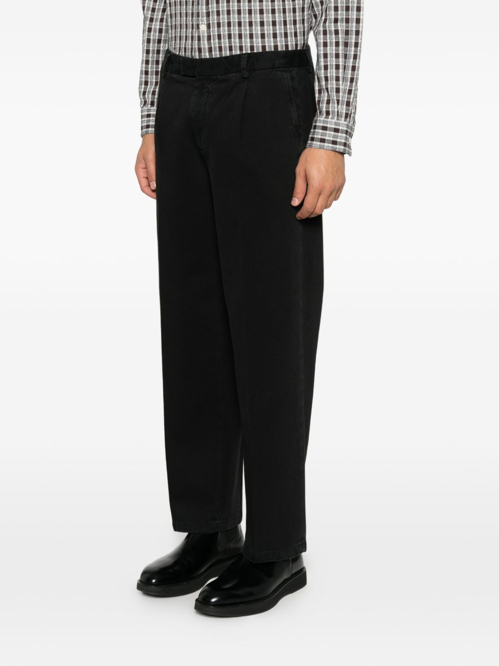 Pantaloni neri dritti con pieghe 
