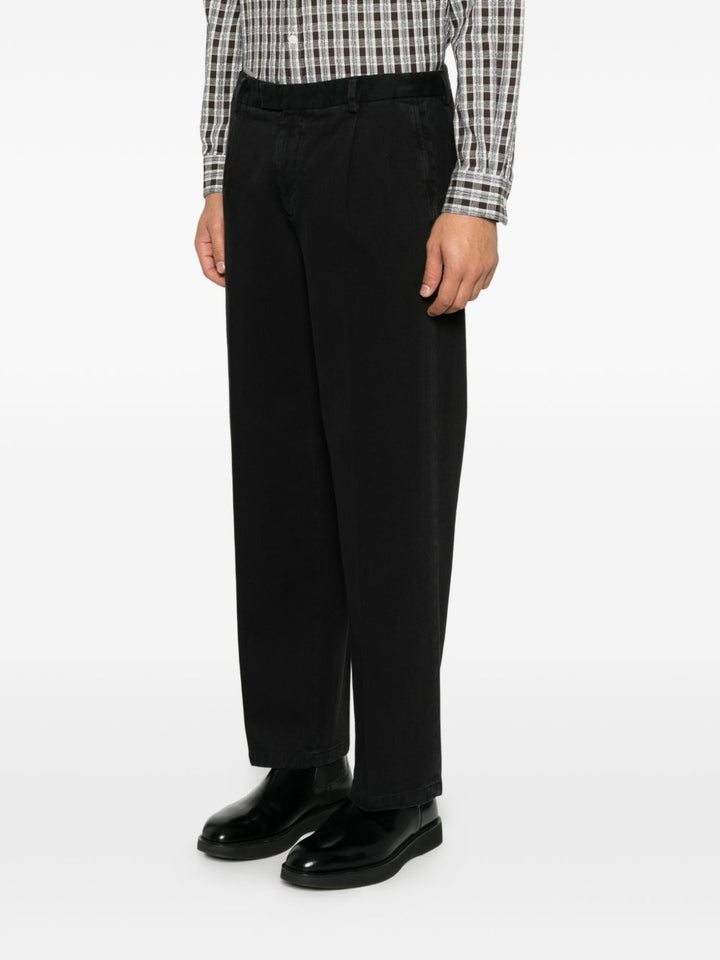 Pantaloni neri dritti con pieghe 