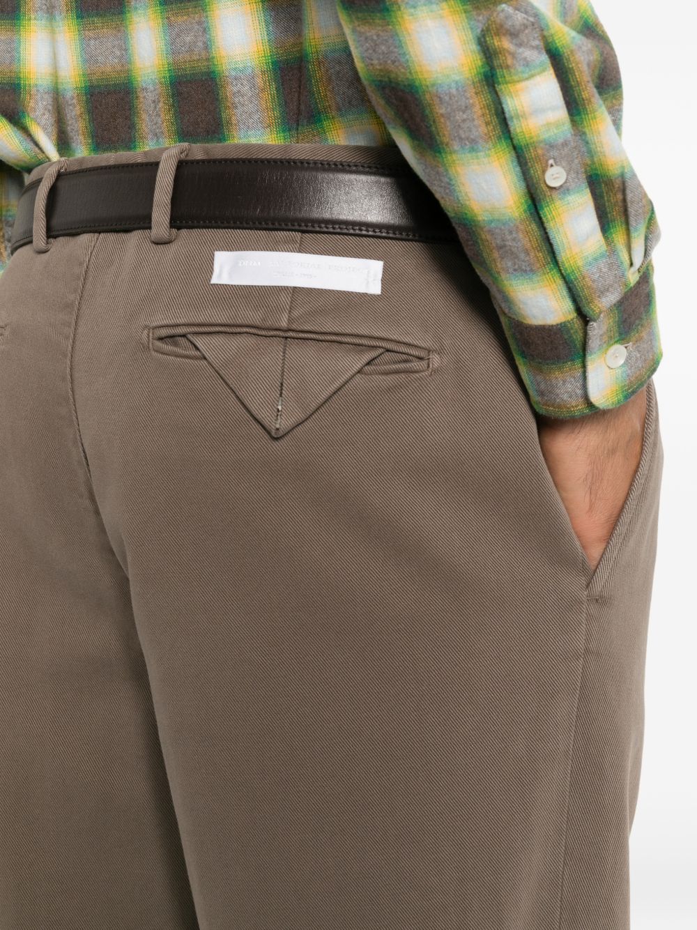 Pantaloni biscotto dritti con pieghe 