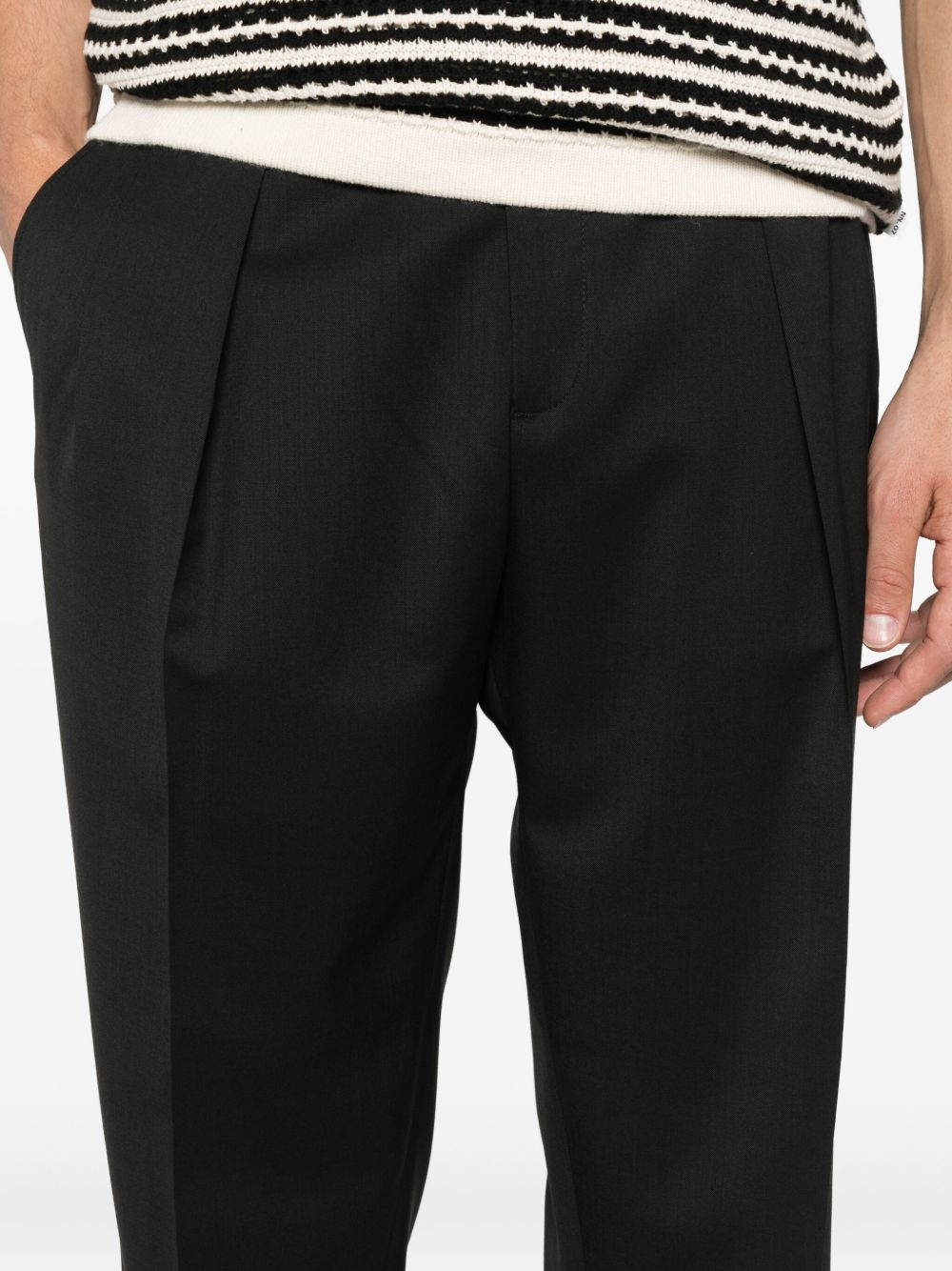 Pantaloni neri con pieghe frontali 