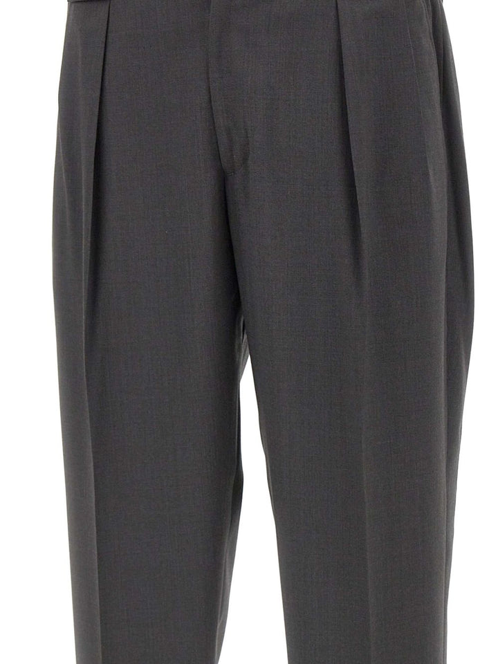 Pantaloni grigio scuro con pieghe frontali 