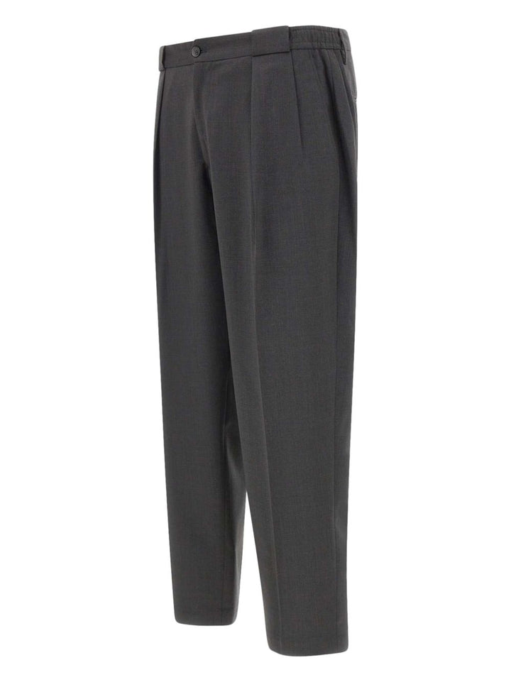 Pantaloni grigio scuro con pieghe frontali 