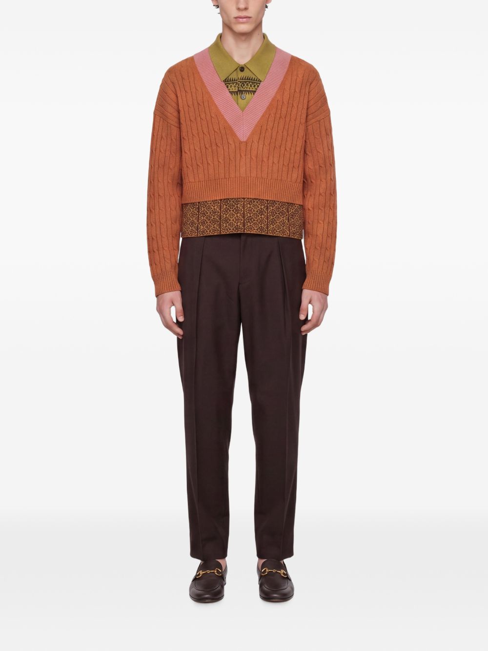 Pantaloni marrone con pieghe frontali 