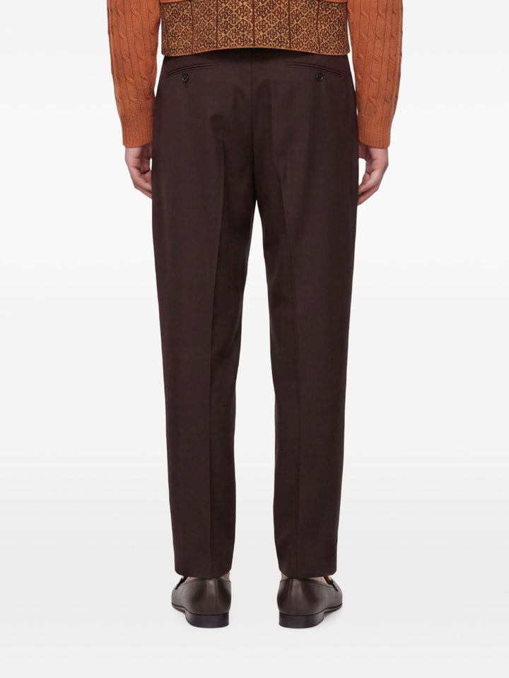 Pantaloni marrone con pieghe frontali 