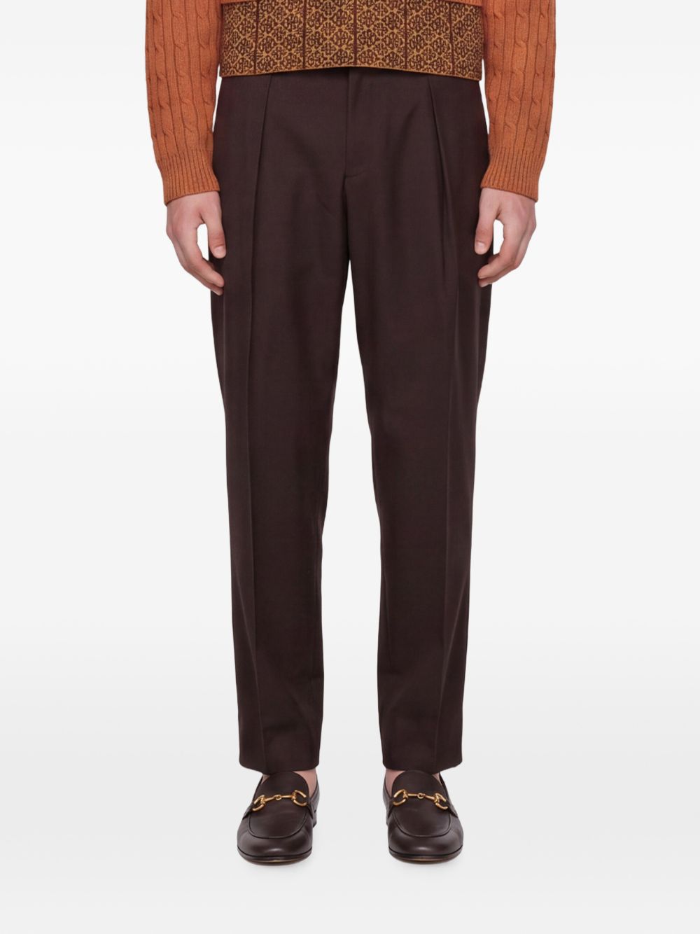 Pantaloni marrone con pieghe frontali 