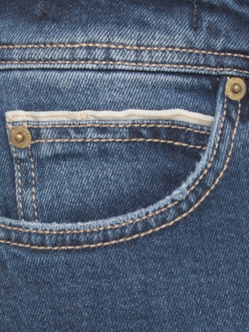 Jeans blu con cuciture 