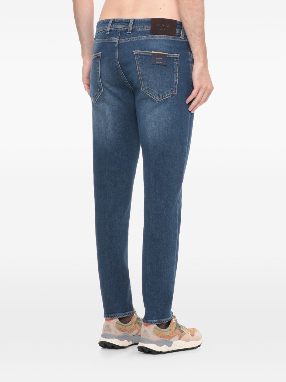 Jeans blu con cuciture 