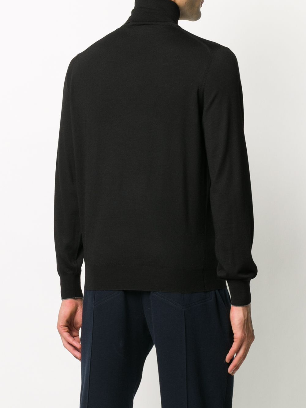 Maglione nero a collo alto 