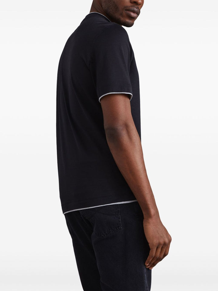 T-shirt nera con rifinitura a contrasto 