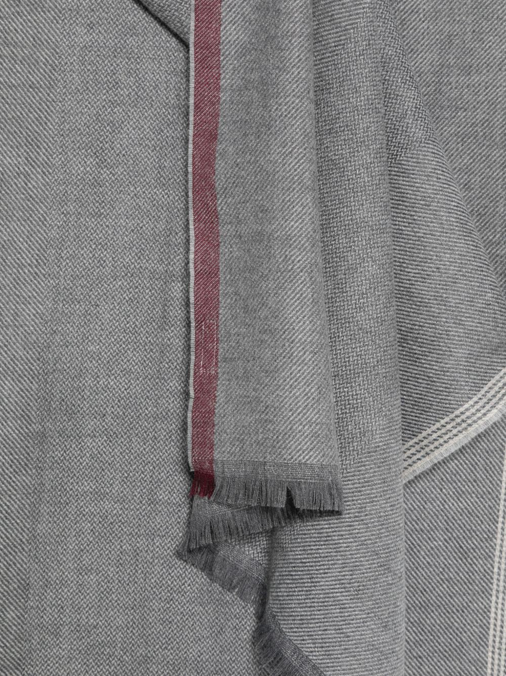 Sciarpa grigia con bordo a contrasto 
