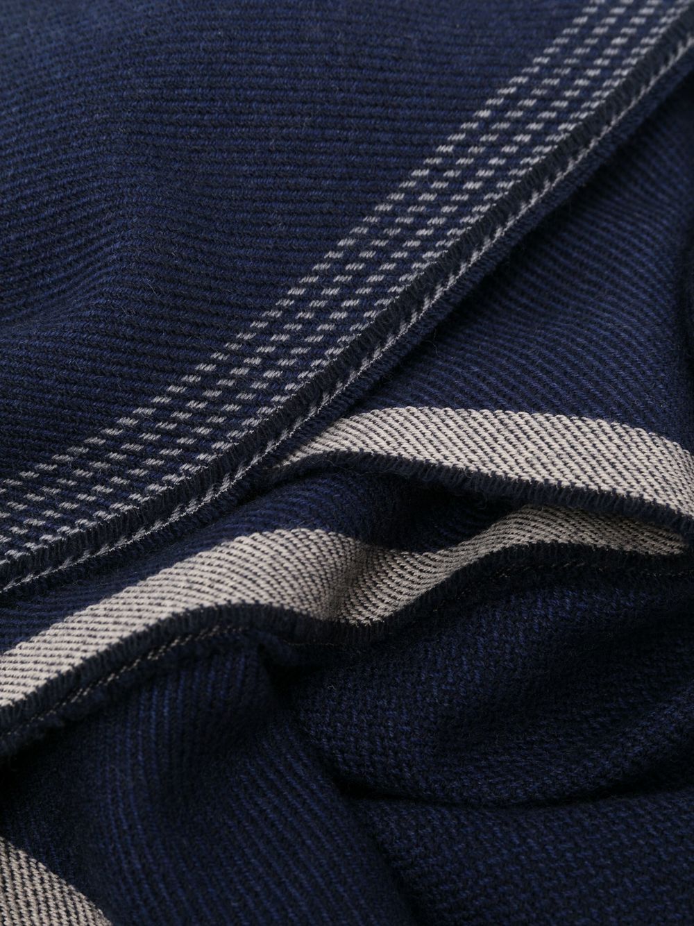 Sciarpa blu con bordo a contrasto 