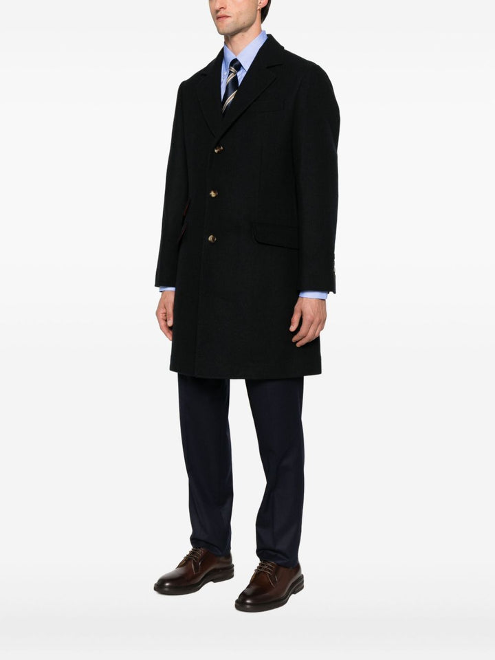 Cappotto nero con tasche applicate e revers classici 