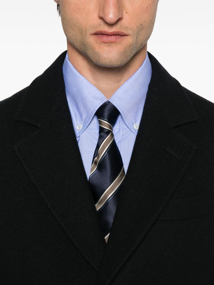 Cappotto nero con tasche applicate e revers classici 