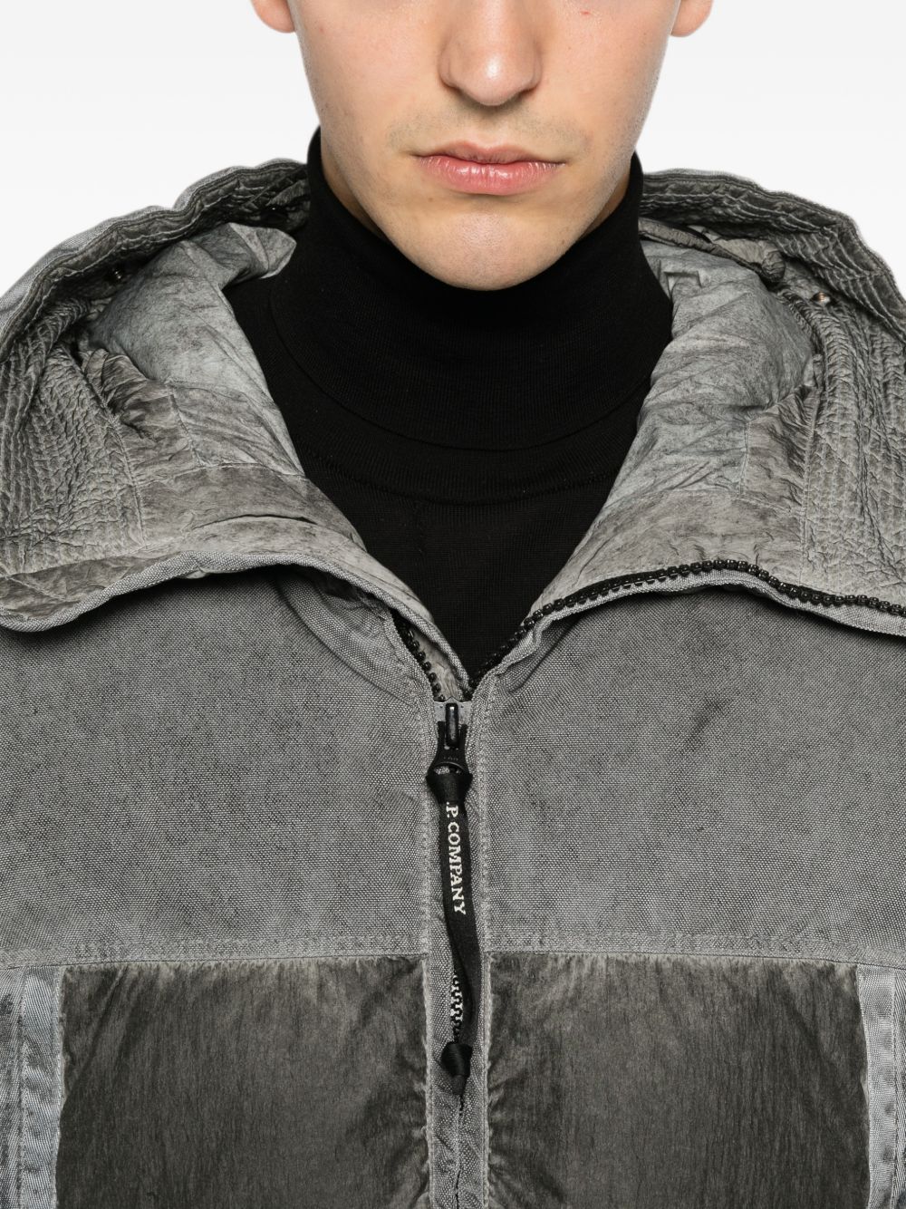 Giacca trapuntata grigia con dettaglio Goggle C.P. Company 