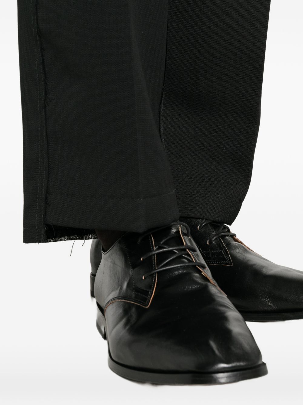 Pantaloni neri in lana vergine con cuciture a contrasto 