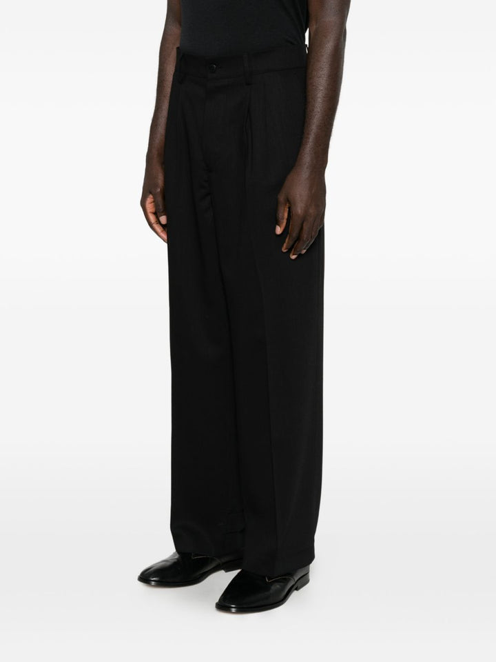 Pantaloni neri in lana vergine con pinces 