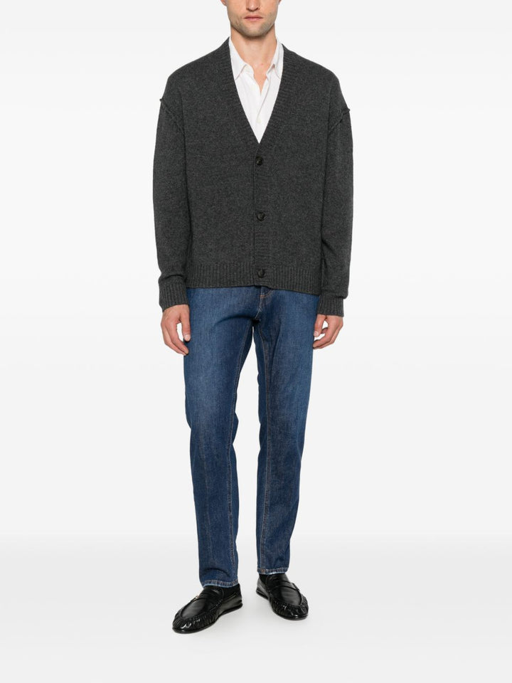 Jeans con impunture a contrasto e logo blu 