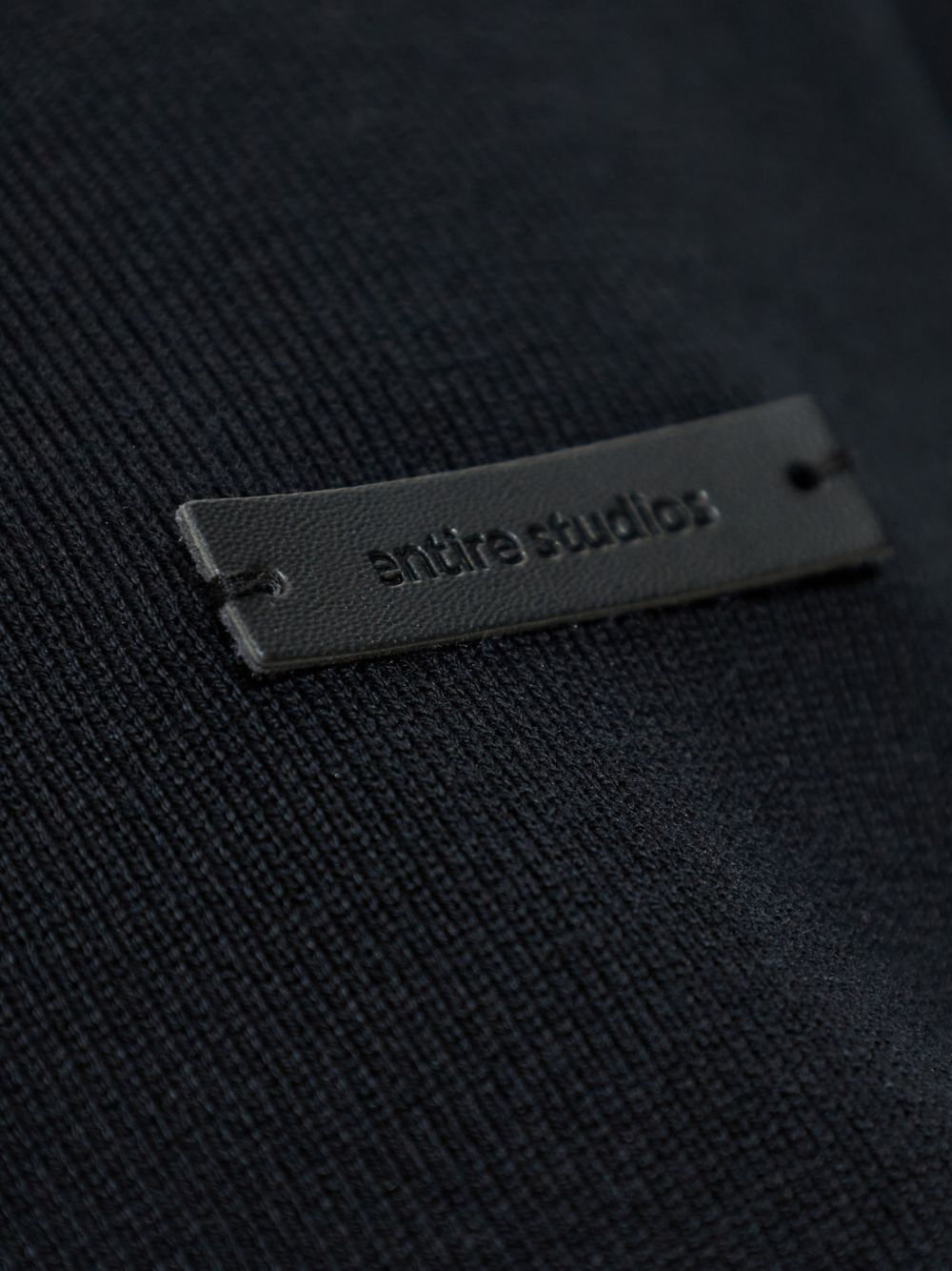Polo nera con mezza zip 