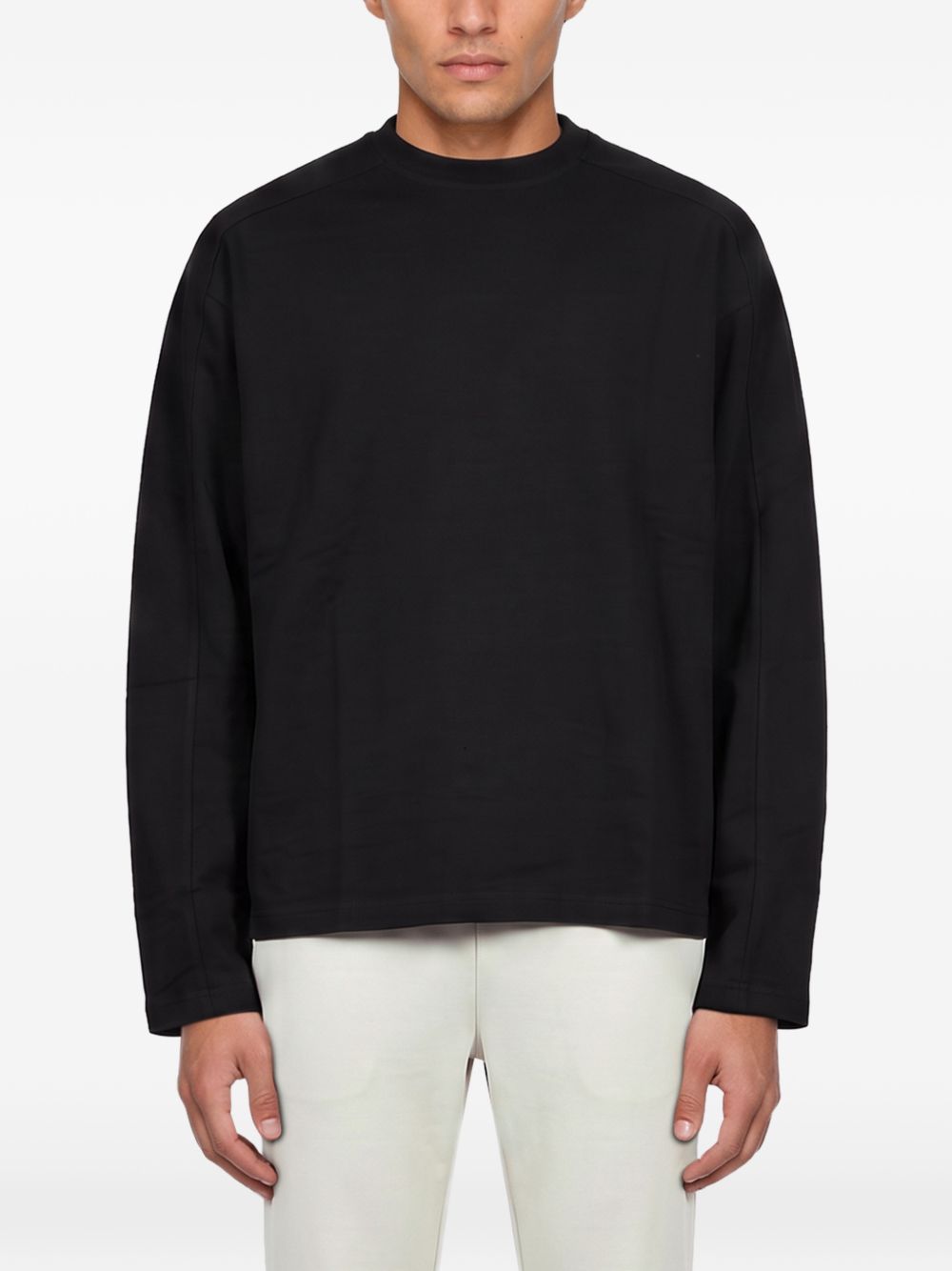 T-shirt nera a maniche lunghe 