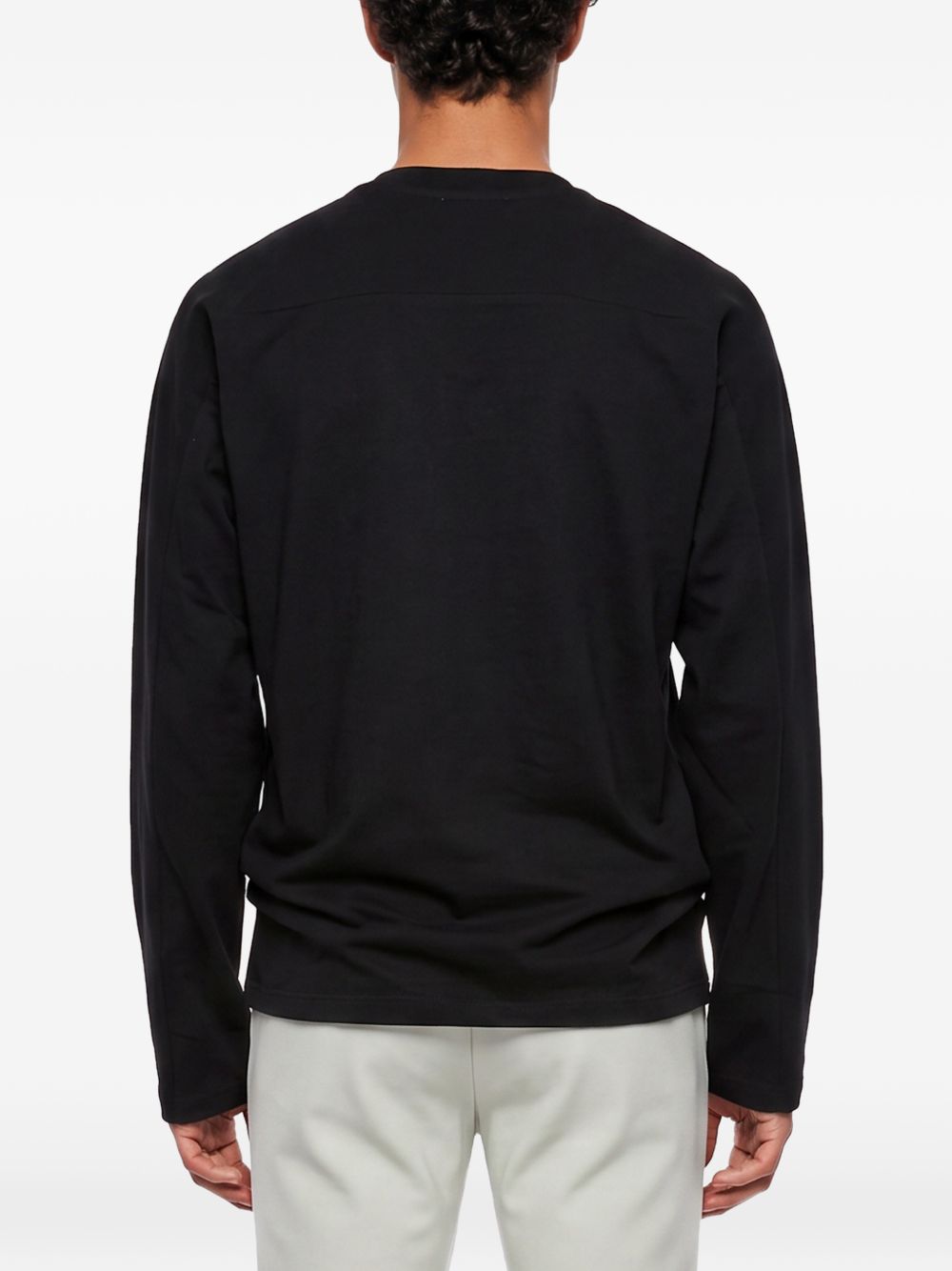 T-shirt nera a maniche lunghe 