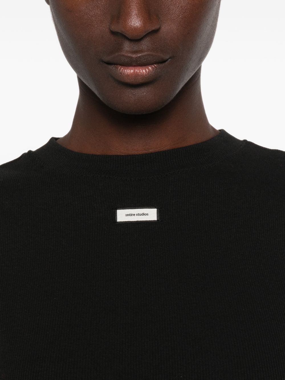 T-shirt nera a coste con logo 