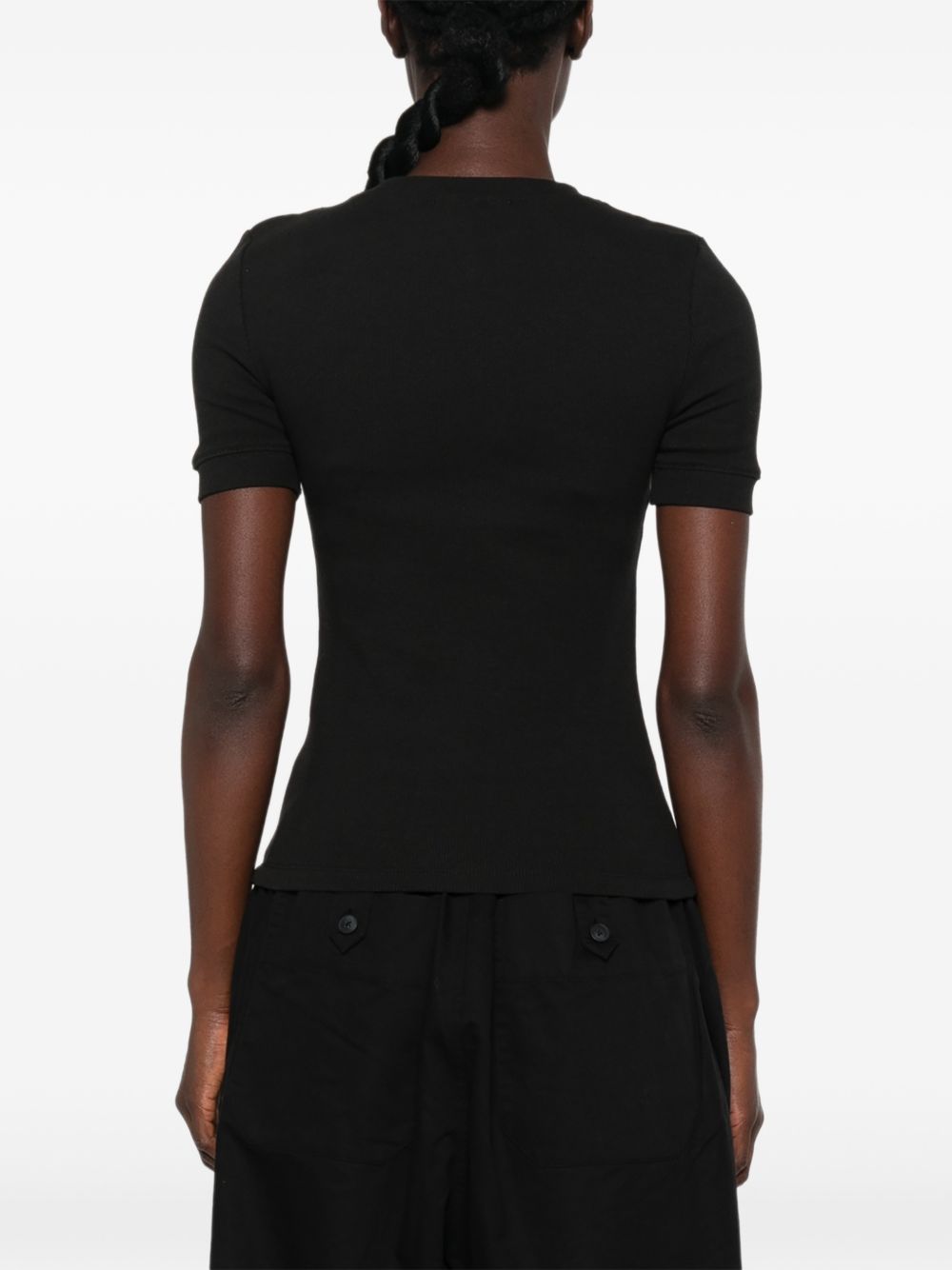 T-shirt nera a coste con logo 