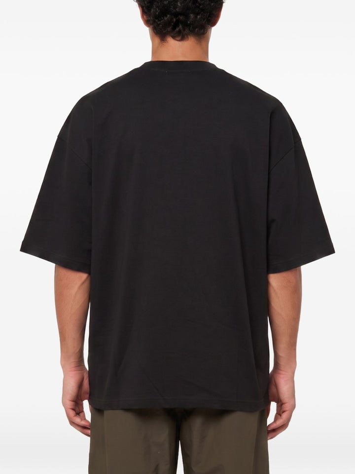 T-shirt nera 