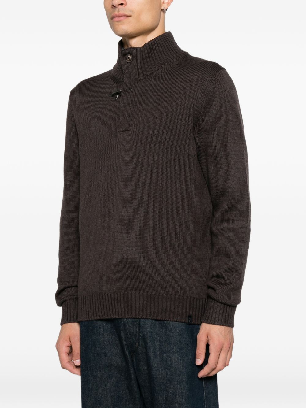 Maglione marrone in lana con alamari 