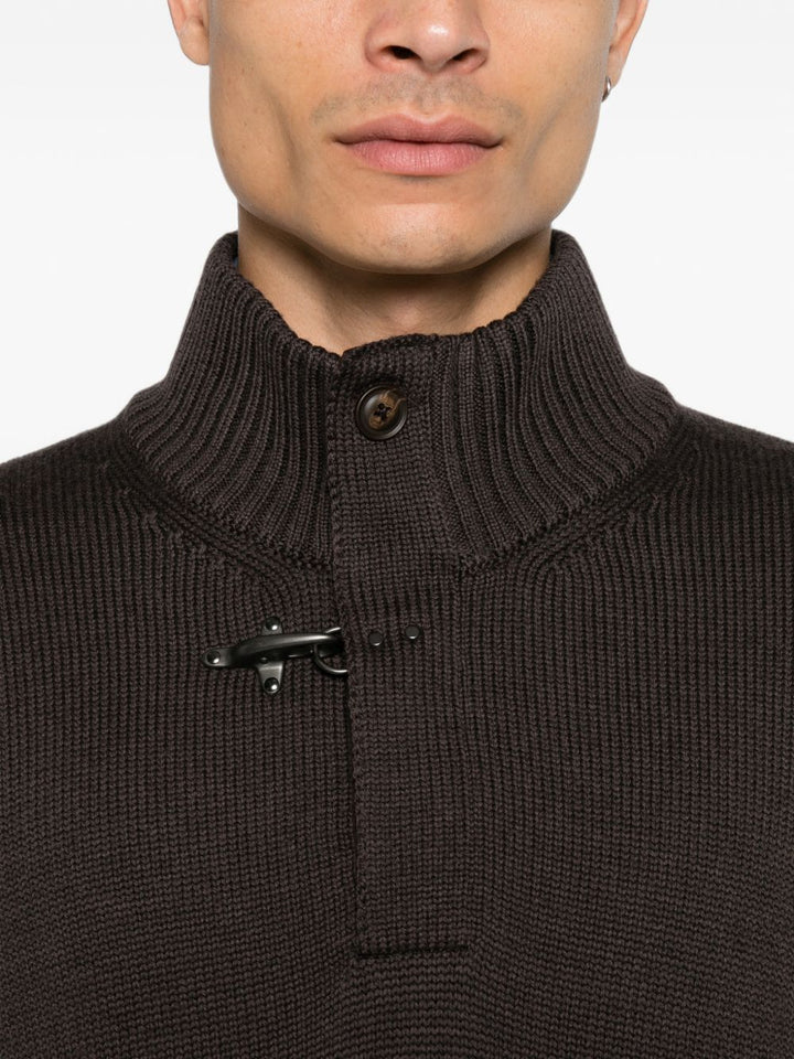 Maglione marrone in lana con alamari 