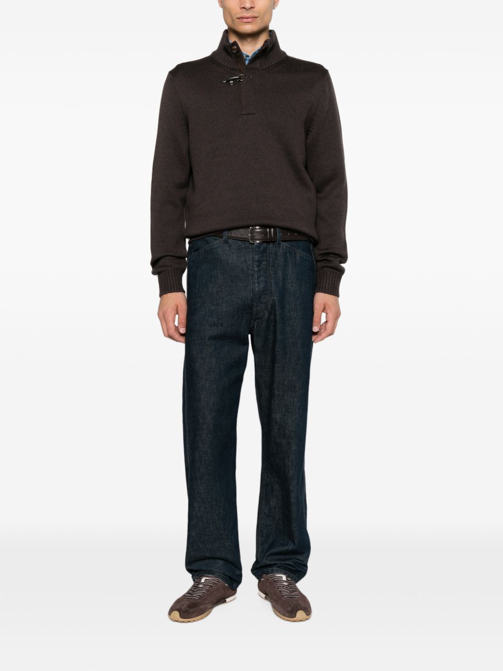 Maglione marrone in lana con alamari 