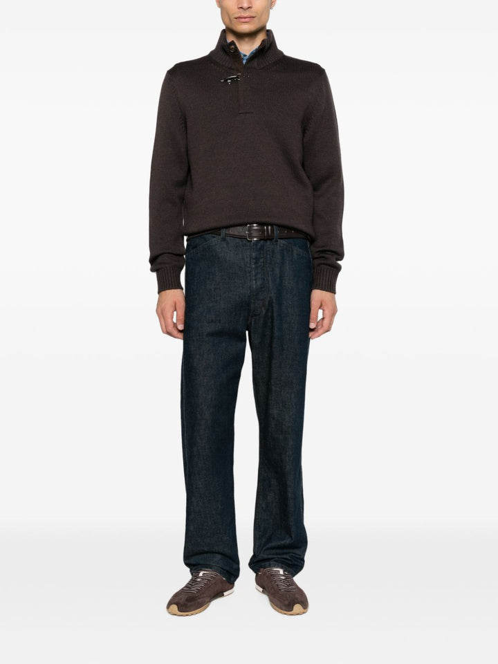 Maglione marrone in lana con alamari 